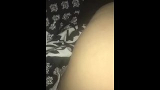 Fodendo a irmã do amigo enquanto ele está na cama