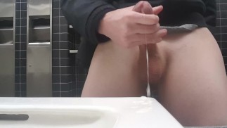 Branler dans des toilettes publiques pendant la classe
