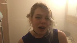 rubia flaca sexy fuma delante de su novio