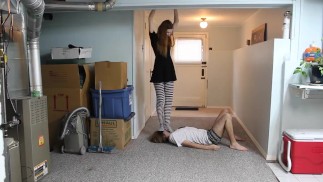 Nero (e bianco) e blu dappertutto | Ballbusting e calpestio