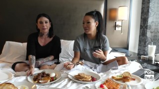 Asa Akira na cama com Joanna Angel - Asa's Adventures Episódio 3
