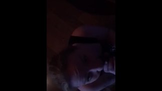Заставляя ее задыхаться