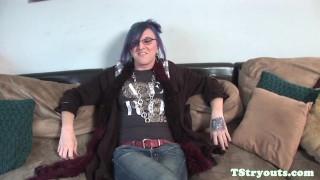 Transexual de casting alternativo jugando con su culo