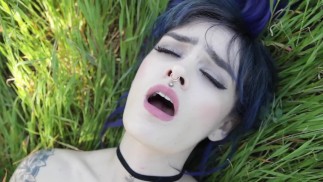 Masturbation publique en plein air dans la nature