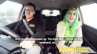 Fake Driving School Passeio selvagem para a bela peituda peituda tatuada
