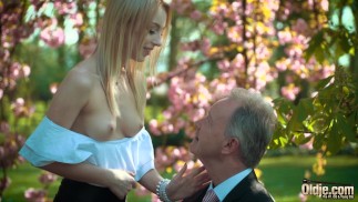 Mladá blondýnka sténání kurva starý muž polyká jeho výstřiky