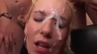 Ihre erste raue Bukkake-Party