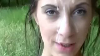 jeune femme mignonne ramassée pour une orgie en plein air