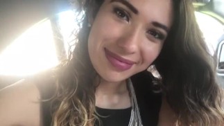 Boquete no carro novinha de 18 anos engolindo porra