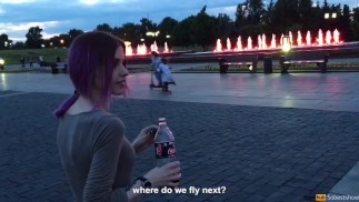 Śliczna gorąca dziewczyna robi publicznego loda, spuszcza się do ust i połyka spermę