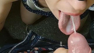 业余爱好者进行激烈的口交和第一次吞咽暨。 深度口交 POV