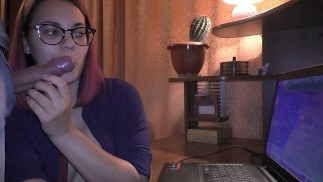 ゲーマーガールはゲームから気を取ることなくフェラチオをします