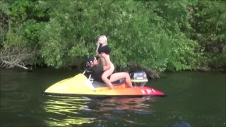Wow! Sesso pubblico su moto d'acqua Sperma in bocca