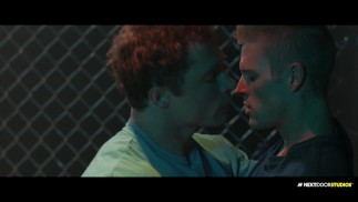 Chico hetero le gusta ser follado por su amigo musculoso gay