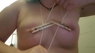 Zaciski na sutki i sznurek prowadzą małe cycki, przyciągają je do bólu