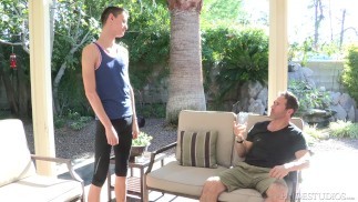 College-Twink tut 1 letzten Gefallen für seinen großen Schwanz Boss Daddy