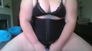 Sunny berijdt dildo met anale plug