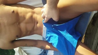 Hawaiiaanse twink Boi_Candy buiten aftrekken