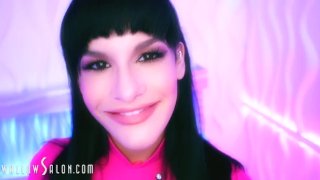 Sexy Brünette Babe Deep Throats Ein Großer Schwanz Schlampiger Blowjob