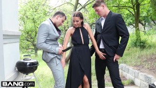 Eveline Dellai zuigt en neukt twee lullen op haar bbq