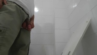 Je pisse, regarde moi