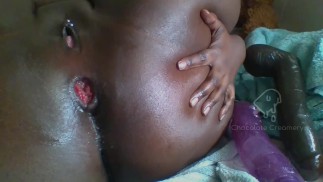 Masturbation anale crémeuse avec 2 gros godes différents