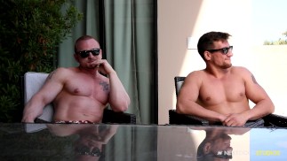 Hetero gespierde vrienden zuigen en neuken na het zonnen