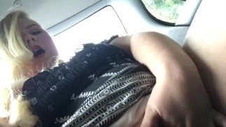 Mezelf vingeren in de auto - blonde PAWG tiener - effygracecams
