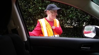 Livraison / Royal Mail Post Postgirl obtient de l’argent pour du sexe en public