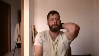 Hot hetero barbudo se masturba la polla y muestra los músculos