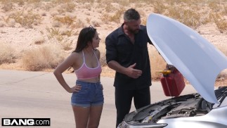 Valentina Nappiは彼女の道端のメカニックをスキニーディッピングします
