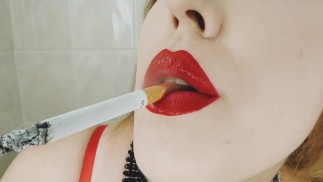 SIGARET BUNGELEN EN ROKEN CLOSE-UP MET RODE LIPPEN
