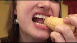 嘎吱嘎吱的冰淇淋蛋筒