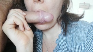 Mollige harige meid berijdt enorme dildo tijdens het zuigen ECHTE vriend lul POV pijpbeurt