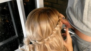 Rubia caliente fuma en el balcón y chupa una polla sucia