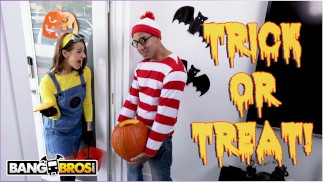 BANGBROS - Trick Or Treat, Smell Evelin Stone's Feet. (Vsadím se, že ano!)