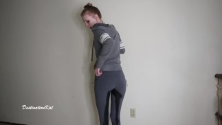Geile bevochtigende meid in een grijze legging