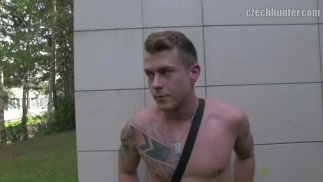   CZECH HUNTER 376 - Guapo Hunk monta una polla cruda en un banco de madera