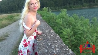 Garota loira safada fazendo um BLOWJOB ARRISCADO em um lugar público