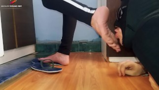 Adorando pés e solas da minha esposa (chupando os dedos dos pés)