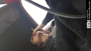 ティーンは運転中におっぱいを点滅させます