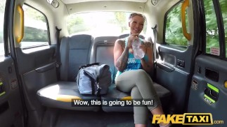 Fake Taxi Vollbusige blonde Fitnessstudio Bunny tätowierte Milf bekommt Analtraining
