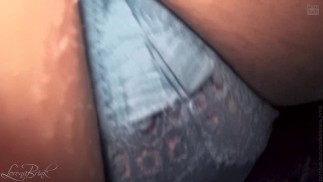 Upskirt wandeling; gewoon een close-up van mijn slipje terwijl ik loop.