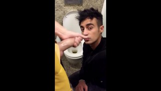 Quelqu’un est venu, mais la deuxième fois, il avale enfin les toilettes publiques
