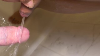 Mijn trans sissy lul pist helemaal over enorme lul in de douche - lange slomo video