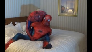 geiler klassischer Spiderman überwältigt seinen Spinnenfeind