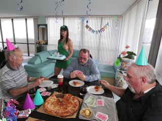 BANGBROS - El Viejo Roger Está Cumpliendo 68 Años, Así que Lo Conseguimos Barista Akira Shell