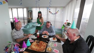 BANGBROS - El viejo Roger está cumpliendo 68 años, así que lo conseguimos barista Akira Shell