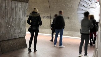 Блондинка в черной пышной куртке с меховым капюшоном Секс