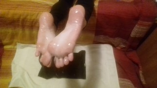 Mostrando mis plantas después de tenerlas cubiertas de semen - semen en los pies